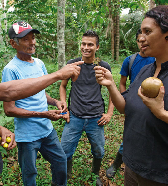 Elba Rivera Urbina im Gespräch mit Bauern