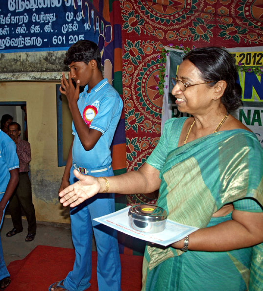 Premanjali Rao bei der Auszeichnung von Schülern
