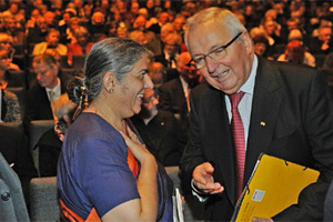Klaus Töpfer im Gespräch mit OWA-Jury-Mitglied Vandana Shiva Klaus Töpfer im Gespräch mit OWA-Jury-Mitglied Vandana Shiva